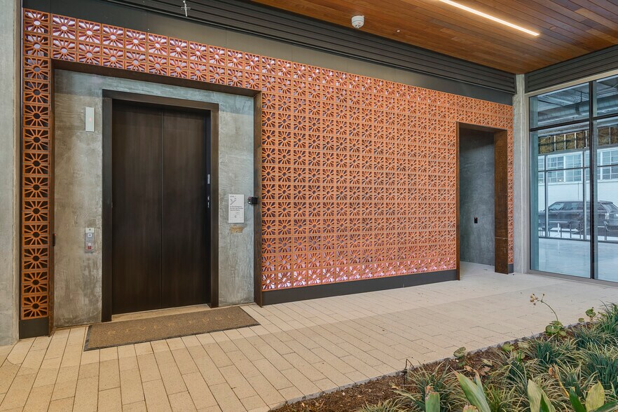 More Photos Of 155 Riveredge Dr, Dallas Office For Lease