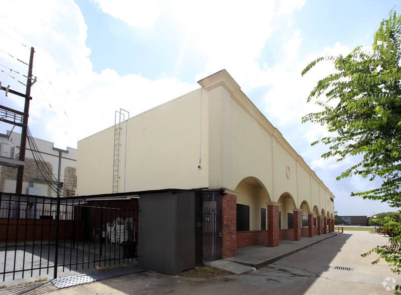 More Photos Of 10400 Harwin Dr, Houston Restaurant For Lease