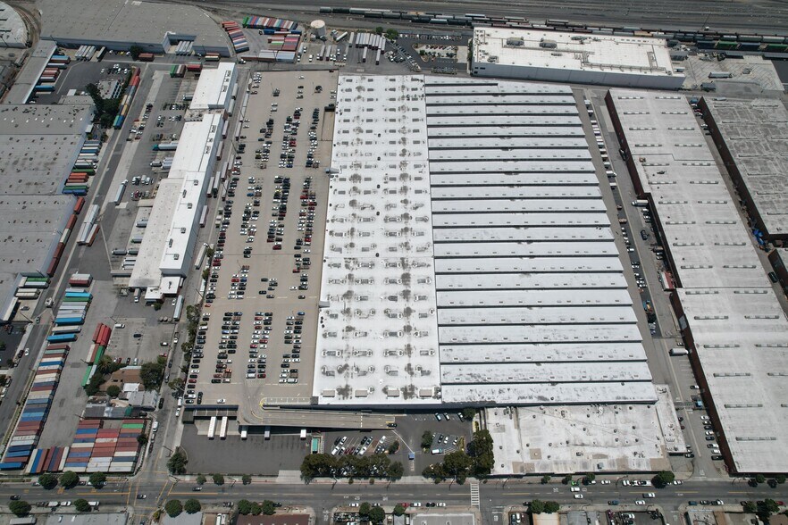 More Photos Of 4000 Union Pacific Ave, Commerce Distribution For Lease