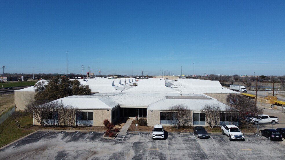 More Photos Of 2817 Braswell Dr, Fort Worth Distribution For Lease