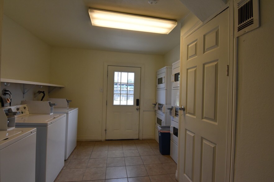More Photos Of 601 E Coombs St, Alvin Apartments For Sale