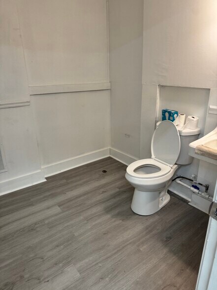 More Photos Of 943 Athens St, Gainesville Service For Lease