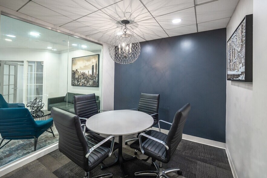 More Photos Of 521 Fifth Ave, New York Coworking Space
