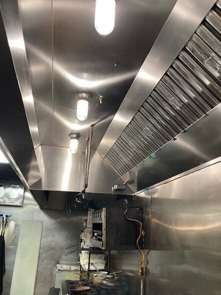 More Photos Of 1111 Mccully St, Honolulu Freestanding For Lease