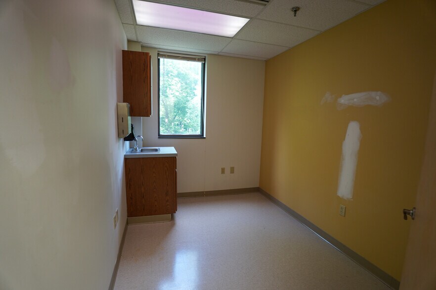 More Photos Of 4452 Eastgate Blvd, Cincinnati Office For Sale