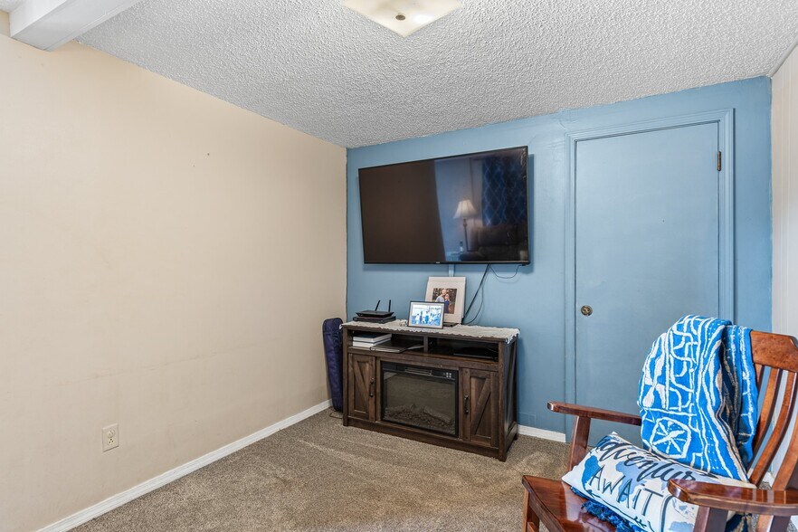 More Photos Of 310 S McCune St, Pilot Knob Hotel For Sale