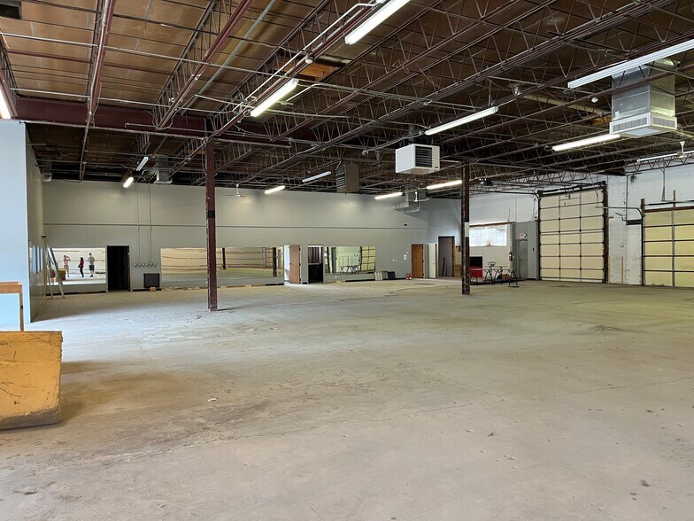 More Photos Of 26W251 St Charles Rd, Carol Stream Service For Lease