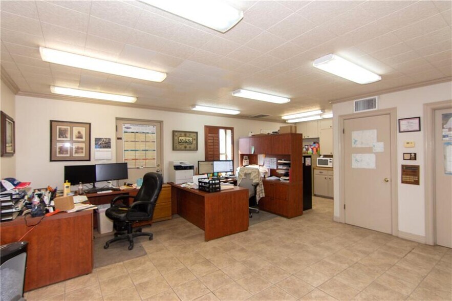 More Photos Of 500 Southland Dr, Burnet Flex For Lease