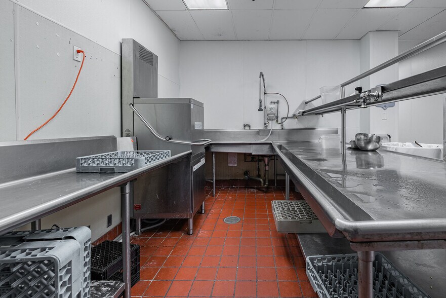 More Photos Of 125 E Main St, Rochester Hotel For Lease