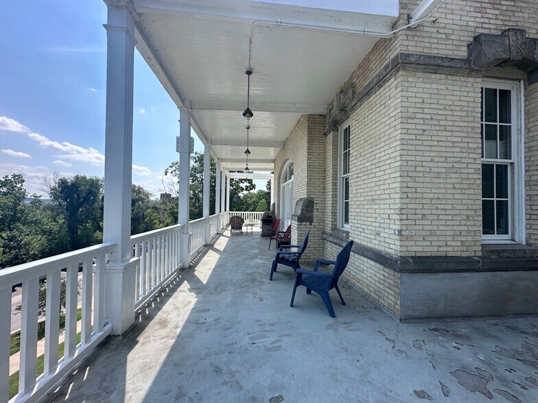 More Photos Of 830 Cottageview Dr, Traverse City Loft Creative Space For Sale