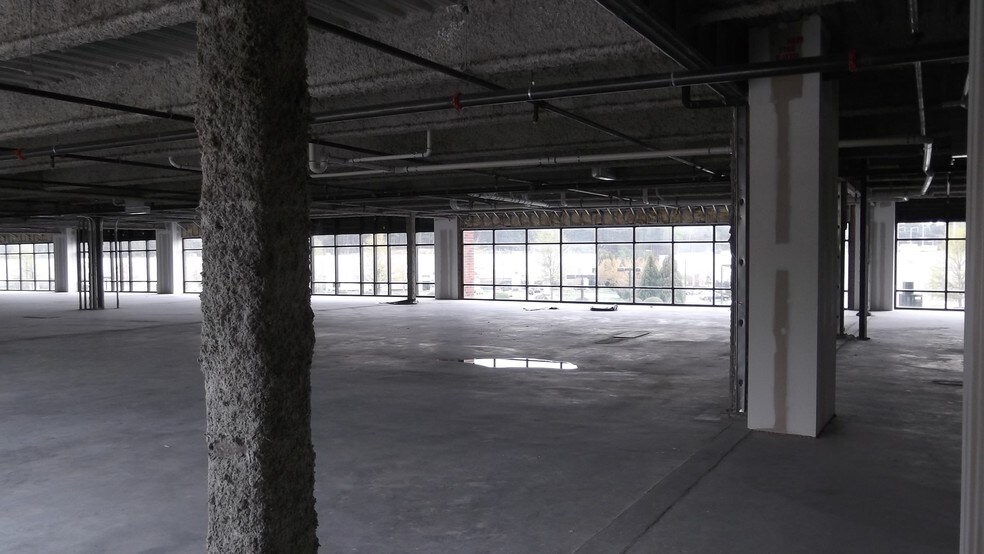 More Photos Of 302 Satellite Blvd NE, Suwanee General Retail For Lease