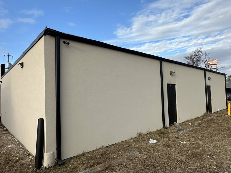 More Photos Of 9229 Parkway E, Birmingham Storefront Retail Office For Lease