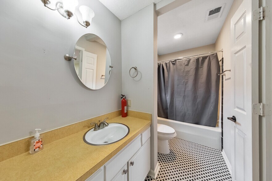 More Photos Of 2440 Sandy Plains Rd, Marietta Office For Sale