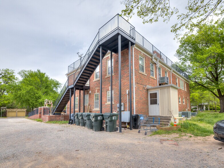 More Photos Of 702 S Lahoma Ave, Norman Dormitory For Sale