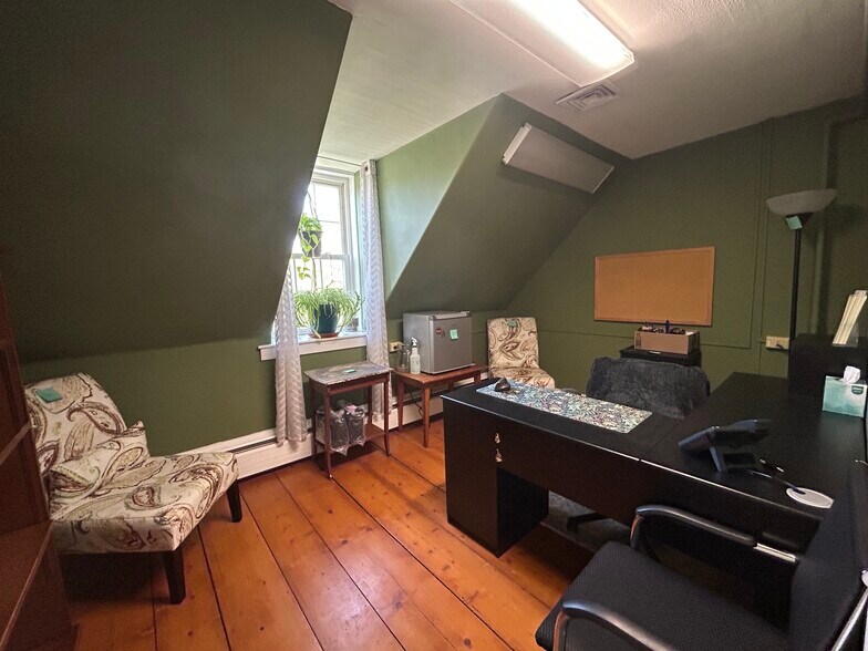 More Photos Of 87 Washington St, Conway Office For Sale