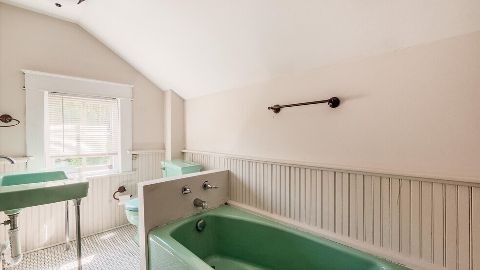 More Photos Of 124 S Pearl St, Granville Office Residential For Lease