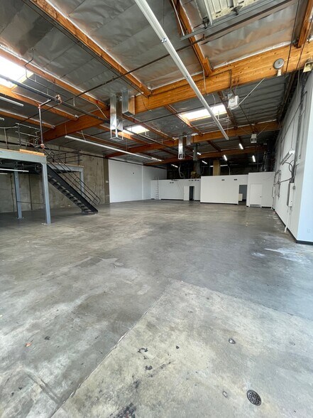 More Photos Of 19428-19434 Business Center Dr, Northridge Warehouse For Lease