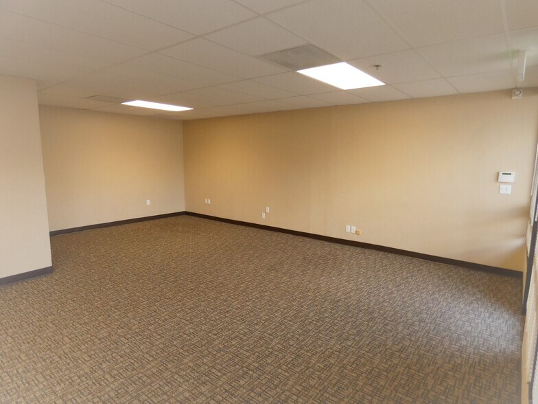 More Photos Of 5293 NE Elam Young Pky, Hillsboro Showroom For Lease
