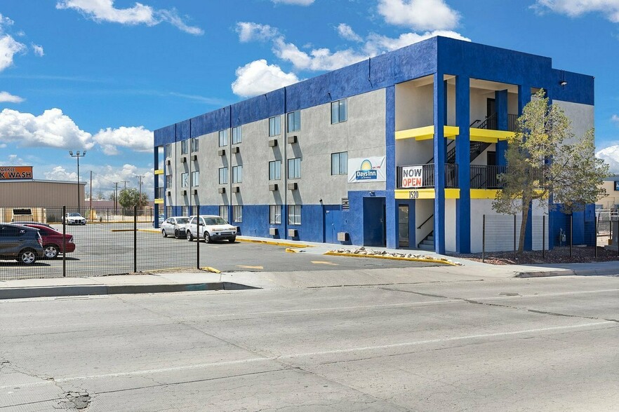 Primary Photo Of 1520 Candelaria Rd NE, Albuquerque Hotel For Sale