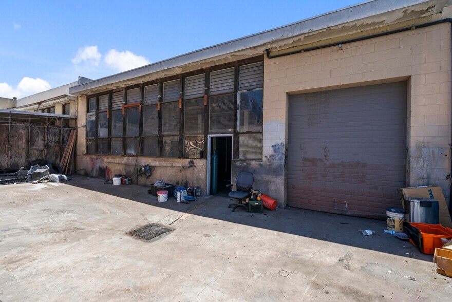 More Photos Of 14233 Oxnard St, Van Nuys Service For Lease
