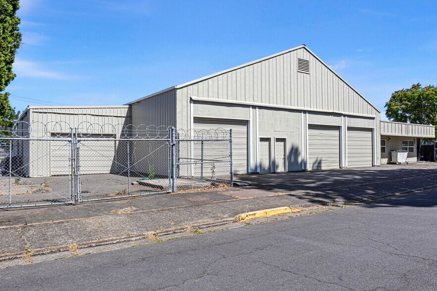 Primary Photo Of 940 Greenwood St, Junction City Warehouse For Sale