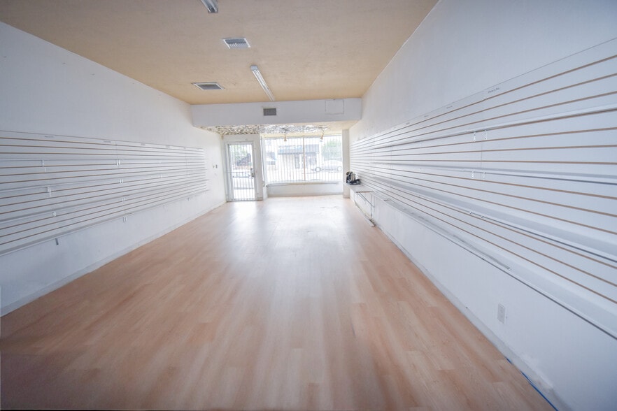 More Photos Of 22750-22754 Ventura Blvd, Woodland Hills Storefront For Lease