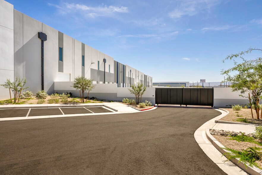 More Photos Of 4833 E Washington St, Phoenix Warehouse For Lease