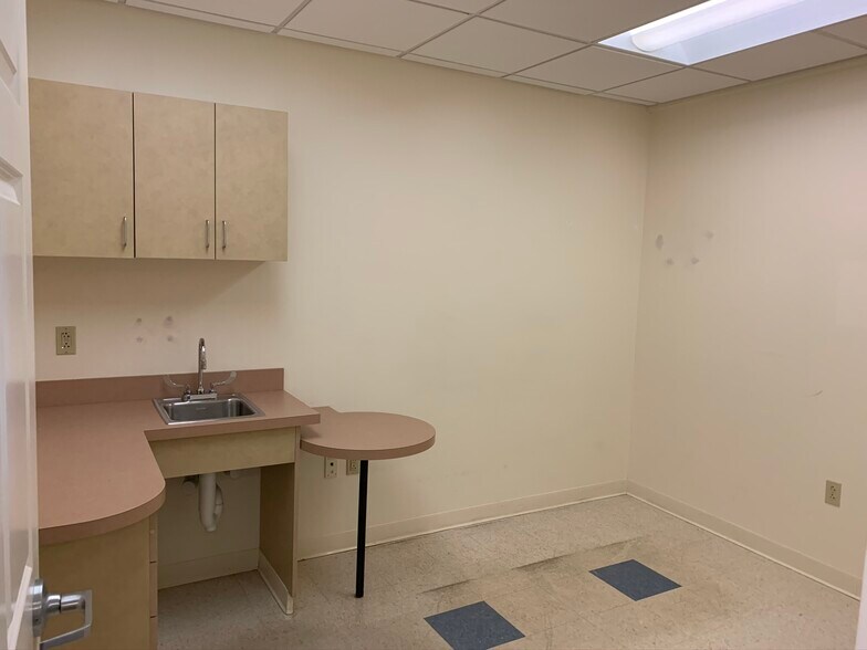 More Photos Of 208 Kevin Ln, Brodheadsville Medical For Lease