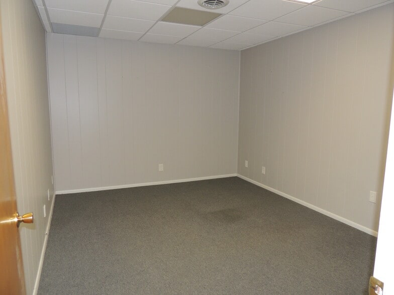 More Photos Of 1608 Lincolnway, Valparaiso Storefront Retail Office For Lease