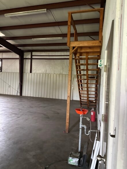 More Photos Of 107 Ltr Park Dr, Longview Warehouse For Lease