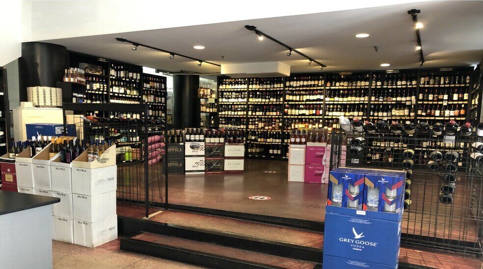 More Photos Of 68 Franklin St, New York General Retail For Lease