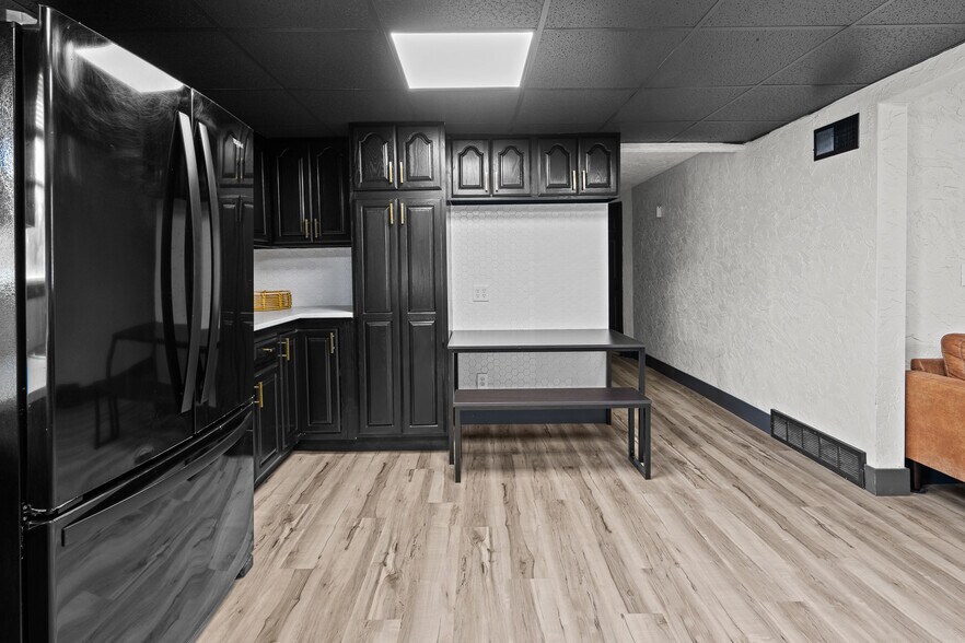 More Photos Of 2400 24th St, Rock Island Office Residential For Lease