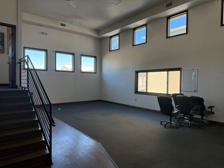 More Photos Of 517 Railroad Ave, West Des Moines Showroom For Lease