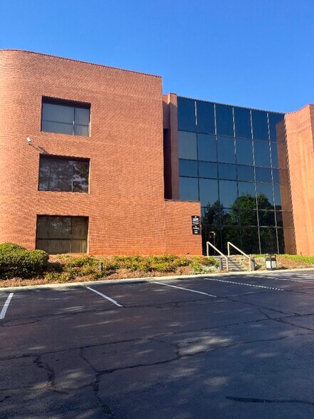 More Photos Of 5555 Peachtree Dunwoody Rd NE, Atlanta Medical For Lease