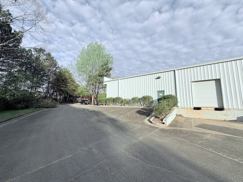 More Photos Of 100 Arnold Mill Way, Woodstock Light Distribution For Lease
