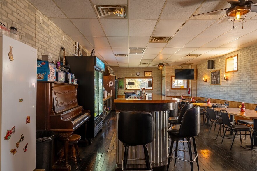 More Photos Of 110 SW Front St, Rutland Bar For Sale