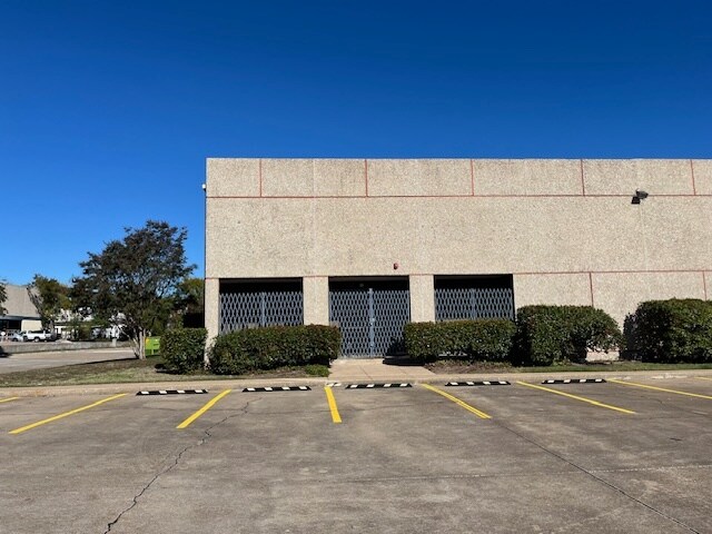 More Photos Of 12621-12623 International Pky, Dallas Warehouse For Lease