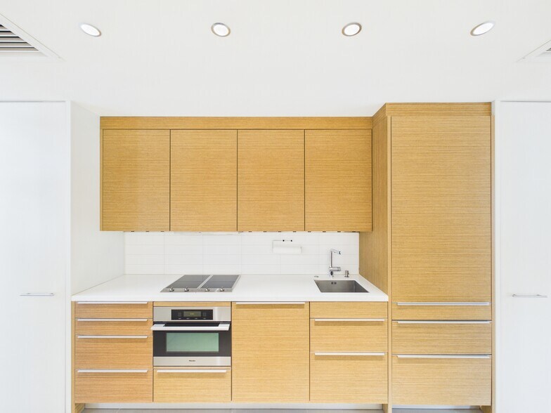 More Photos Of 1111 Lagoon Dr, Dallas Office For Sale