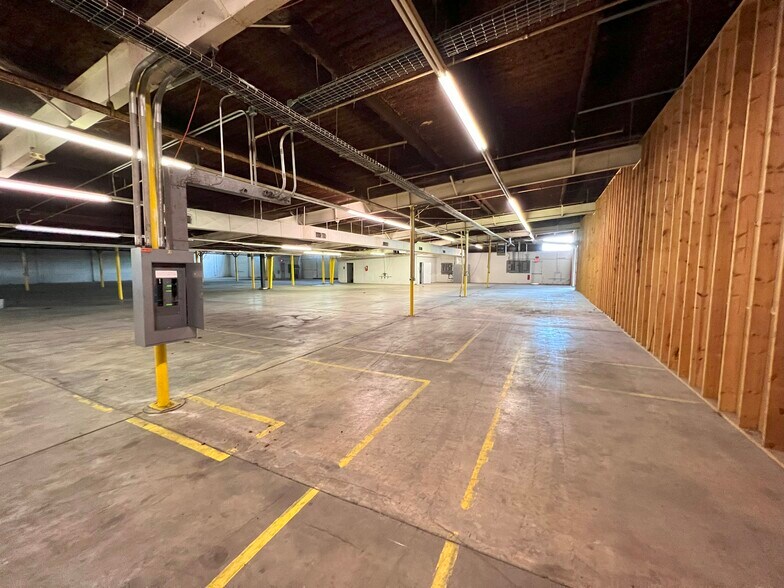 More Photos Of 2525 N Center St, Bonham Manufacturing For Lease