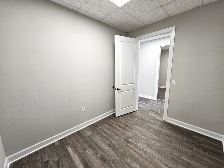 More Photos Of 3129 Kingsley Dr, Pearland Office For Lease