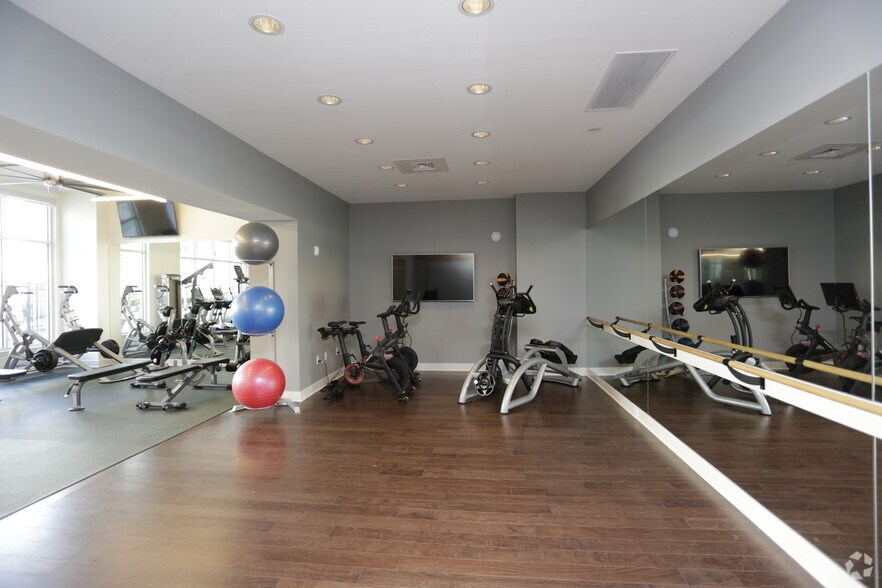 More Photos Of 8045 Metcalf Ave, Overland Park Apartments For Lease