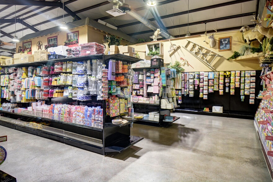 More Photos Of 2989 S Highway 304, Rosanky Warehouse For Lease