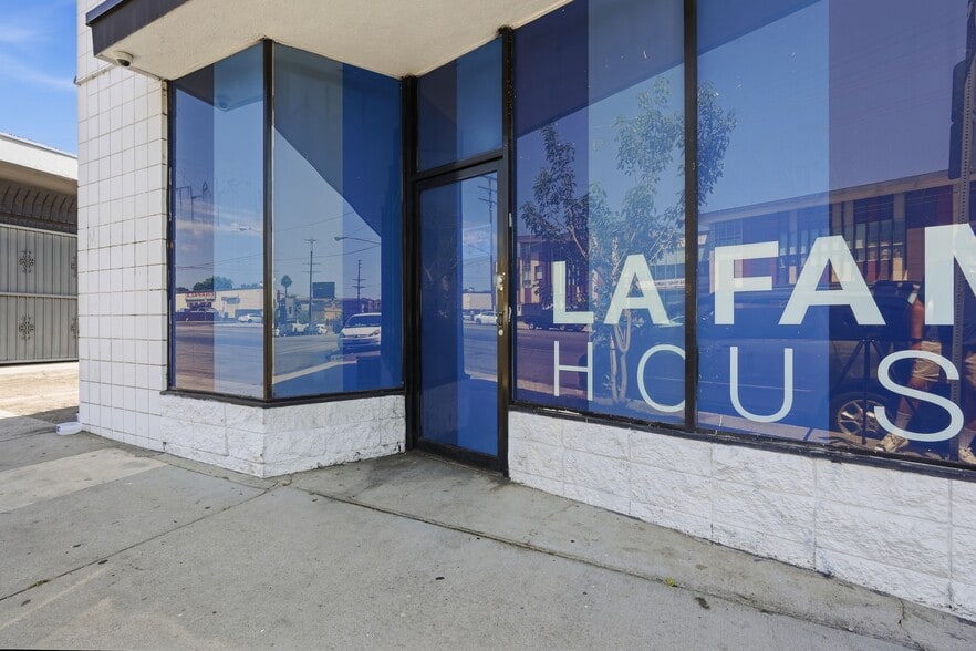 More Photos Of 7842 Lankershim Blvd, North Hollywood Showroom For Sale