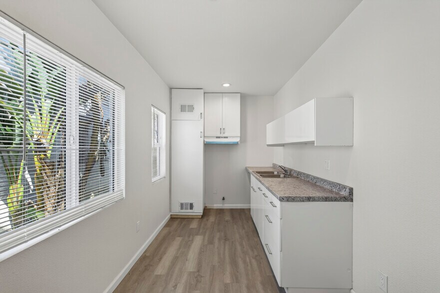 More Photos Of 526-534 W 47th St, Los Angeles Apartments For Sale