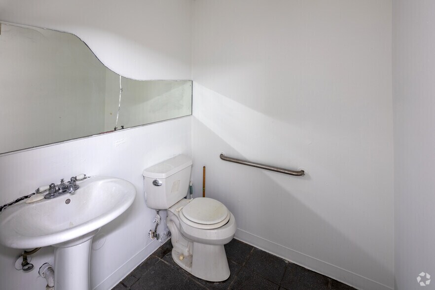 More Photos Of 233-235 11th St, Miami Beach Storefront Retail Residential For Lease