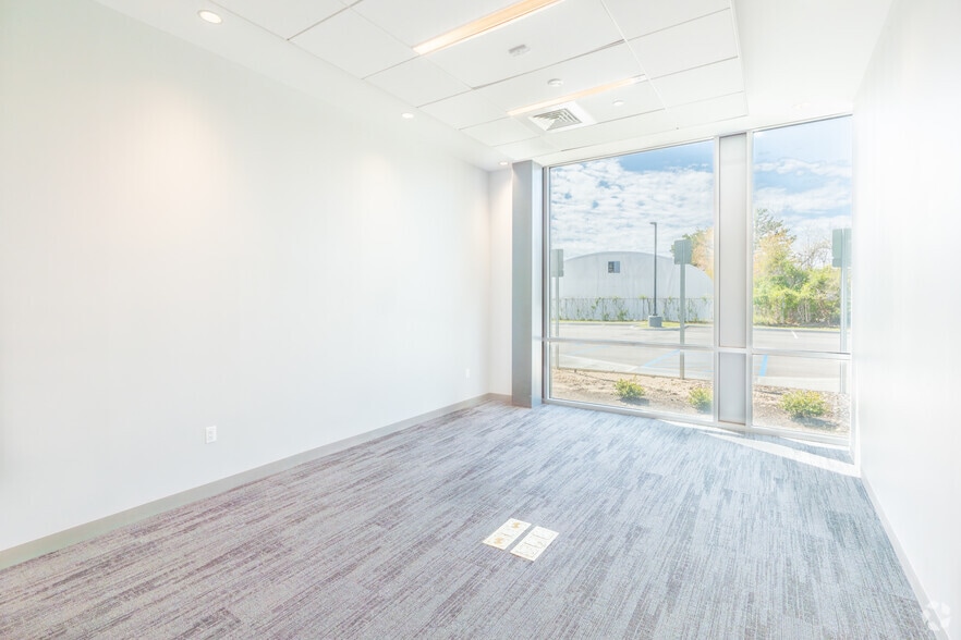 More Photos Of 55 Paradise Ln, Bay Shore Warehouse For Lease