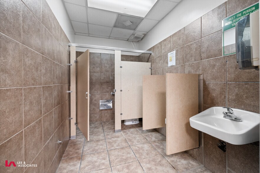 More Photos Of 774 McFarland Pky, Alpharetta Warehouse For Lease