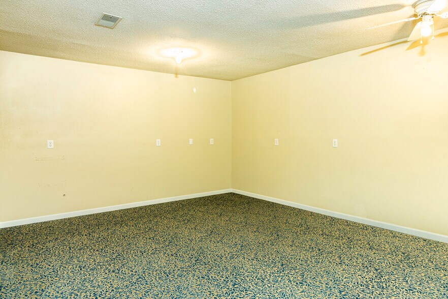 More Photos Of 124 Chestnut St, Pulaski General Retail For Sale