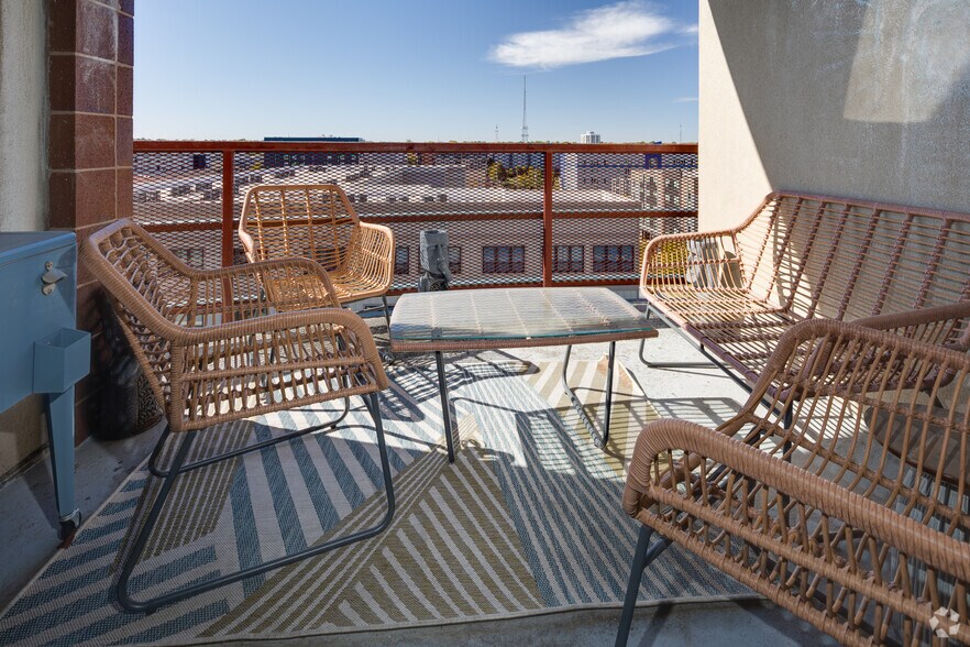 More Photos Of 202 Green St E, Champaign Apartments For Lease