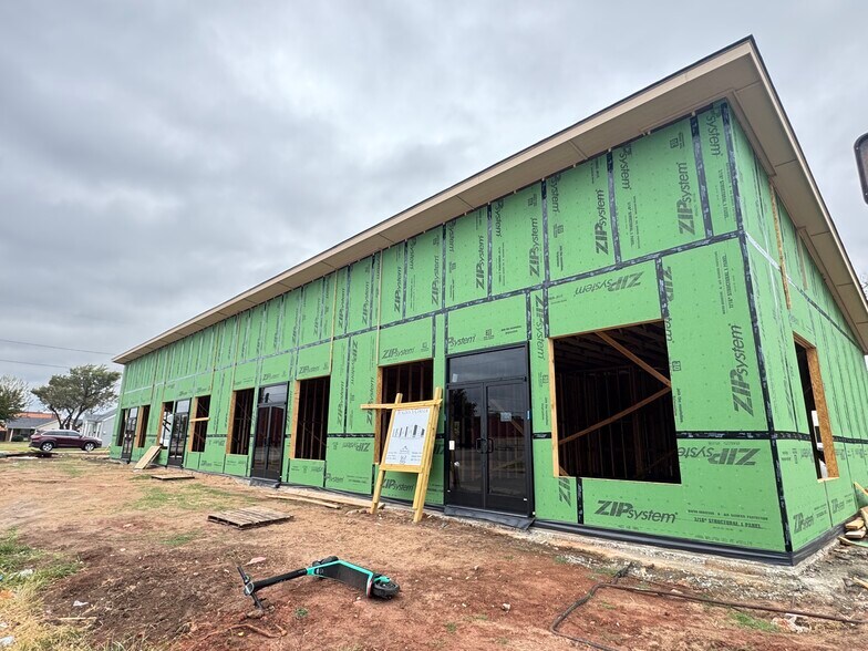 More Photos Of 607 W Gray St, Norman General Retail For Lease